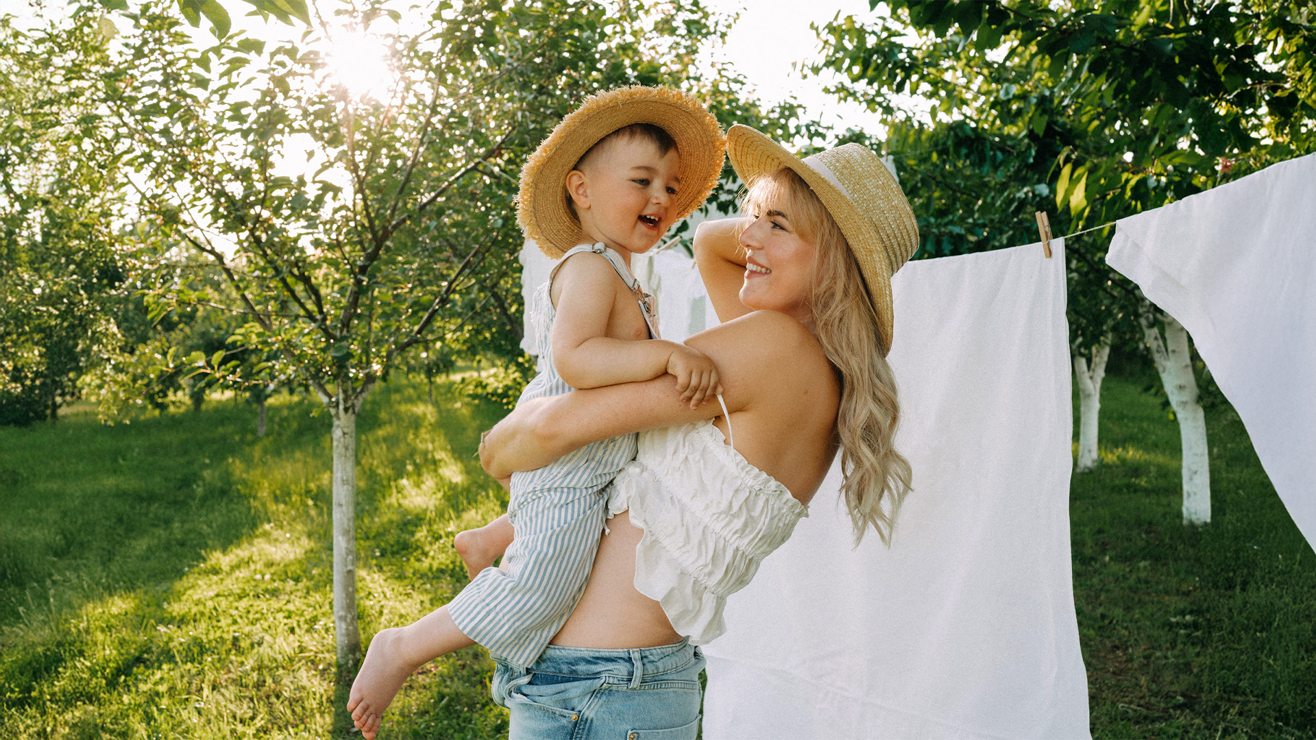 rodinné fotenie vonku Bratislava mama s dieťaťom v záhrade slnečné svetlo lifestyle fotografia Viedeň