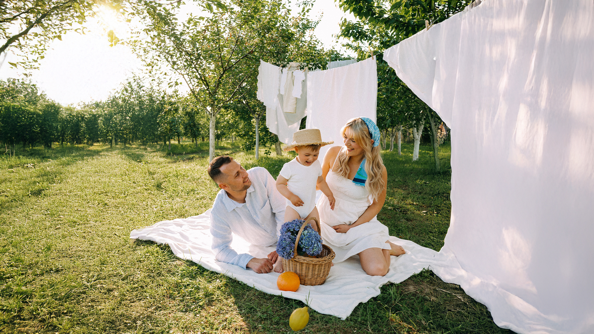 rodinné fotenie vonku Bratislava rodina na pikniku v záhrade prirodzené svetlo lifestyle fotografia Viedeň